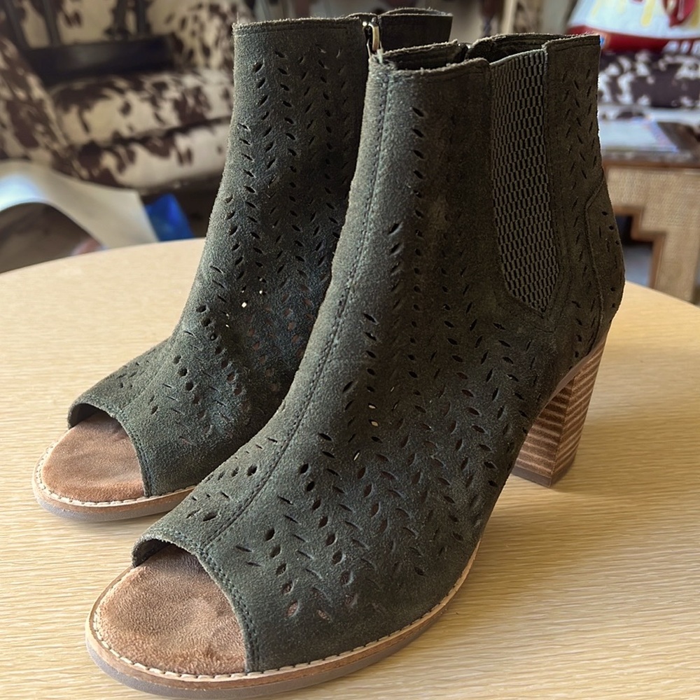 TOMS MAJORACA evergreen green suede leather peep toe ankle boot bootie